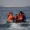Người di cư bất hợp pháp di chuyển từ Pháp vào Anh qua eo biển Manche. (Ảnh: AFP/TTXVN)