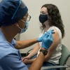 Nhân viên y tế tiêm thử nghiệm vắcxin ngừa COVID-19 của Moderna trên tình nguyện viên tại Detroit, Michigan, Mỹ. (Ảnh: AFP/TTXVN)