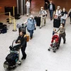 Hành khách đeo khẩu trang phòng lây nhiễm COVID-19 tại sân bay Helsinki-Vantaa, Phần Lan. (Ảnh: AFP/TTXVN)
