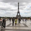 Người dân Pháp tại tháp Eiffel tại thủ đô Paris. (Ảnh: AFP/TTXVN)