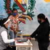 Cử tri bỏ phiếu bầu Quốc hội tại điểm bầu cử ở Caracas, Venezuela ngày 6/12/2020. (Ảnh: AFP/TTXVN)