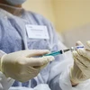 Nhân viên y tế chuẩn bị tiêm vắcxin COVID-19 cho người dân tại Moskva, Nga, ngày 8/12/2020. (Ảnh: THX/TTXVN)
