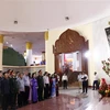 Đoàn đại biểu cán bộ nhân viên Đại sứ quán Việt Nam tại Lào đặt lãng hoa trước tượng đài Chủ tịch Kaysone Phomvihane tại Vientiane. (Ảnh: Phạm Kiên/TTXVN)
