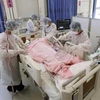 Nhân viên y tế điều trị cho bệnh nhân COVID-19 tại bệnh viện dã chiến ở Osaka, Nhật Bản. (Ảnh: Kyodo/TTXVN)