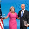 Tổng thống đắc cử Mỹ Joe Biden (phải) cùng phu nhân sau khi kết quả bầu cử Tổng thống và Phó Tổng thống Mỹ do các đại cử tri bỏ phiếu được công bố, tại Wilmington, Delaware ngày 14/12/2020. (Ảnh: AFP/TTXVN)