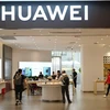 Một cửa hàng của Huawei tại trung tâm thương mại ở Thượng Hải, Trung Quốc. (Ảnh: AFP/TTXVN)