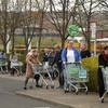 Người dân Anh xếp hàng chờ mua sắm bên ngoài một siêu thị ở Gateshead. (Ảnh: AFP/TTXVN)