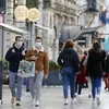 Người dân đeo khẩu trang phòng dịch COVID-19 tại Paris, Pháp. (Ảnh: Kyodo/TTXVN)
