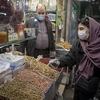 Người dân đeo khẩu trang phòng lây nhiễm COVID-19 tại một khu chợ ở Tehran, Iran. (Ảnh: THX/TTXVN)