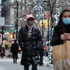 Người dân đeo khẩu trang phòng lây nhiễm COVID-19 tại New York, Mỹ. (Ảnh: THX/TTXVN)