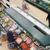 Người dân mua sắm tại một siêu thị ở London. (Nguồn: Reuters)
