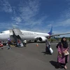 Hành khách rời máy bay của hãng hàng không Sriwijaya Air tại sân bay Fatmawati ở Bengkulu, Indonesia (Ảnh: AFP/TTXVN)