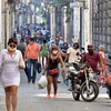 Người dân mua sắm trên một tuyến phố ở La Habana, Cuba. (Ảnh: AFP/TTXVN)