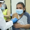 Người dân tiêm chủng vaccine ngừa COVID-19 tại New York, Mỹ. (Ảnh: AFP/TTXVN)