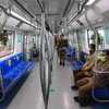 Binh sỹ Ấn Độ tuần tra trên chuyến tàu điện ngầm không người lái đầu tiên tại New Delhi. (Ảnh: AFP/TTXVN)