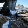 Nhà xưởng bị hư hại sau một cuộc không kích của Israel tại Dải Gaza. (Ảnh: THX/TTXVN)
