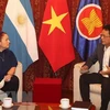 Đại sứ Việt Nam tại Argentina Dương Quốc Thanh tiếp bà Poldi Sosa, Chủ tịch ICAV. (Ảnh: Hoài Nam/TTXVN)