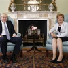 Thủ tướng Anh Boris Johnson (trái) và Thủ hiến Scotland Nicola Sturgeon (phải) tại cuộc gặp ở Edinburgh ngày 29/7/2019. (Ảnh: AFP/TTXVN)