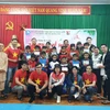 Lưu học sinh Việt tại Trung Quốc trao quà tết cho người dân Trà Leng