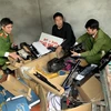 Công an huyện Tân Yên thu giữ số linh kiện lắp ráp súng hơi khí nén. (Ảnh: TTXVN phát)