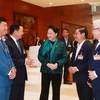 Ủy viên Bộ Chính trị, Chủ tịch Quốc hội Nguyễn Thị Kim Ngân và các đại biểu trao đổi bên lề phiên họp sáng 29/1. (Ảnh: TTXVN)
