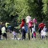 Người di cư vượt qua hàng rào tại khu vực làng Roszke, biên giới Hungary-Serbia. (Ảnh: AFP/TTXVN)