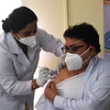 Nhân viên y tế được tiêm vắcxin phòng COVID-19 tại New Delhi, Ấn Độ. (Ảnh: THX/TTXVN)