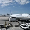 Máy bay Boeing 777-200 của hãng hàng không United Airlines tại sân bay quốc tế Denver, Colorado, Mỹ. (Ảnh: AFP/TTXVN)