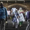 Người dân đeo khẩu trang phòng lây nhiễm COVID-19 tại Mumbai, Ấn Độ. (Ảnh: THX/TTXVN)