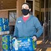 Tình nguyện viên phát nước sạch cho người dân tại ngoại ô thành phố Dallas, bang Texas, Mỹ. (Ảnh: THX/TTXVN)
