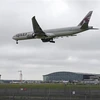 Một máy bay Boeing 777 chuẩn bị hạ cánh xuống sân bay Heathrow ở London, Anh. (Ảnh: AFP/ TTXVN)