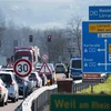 Cảnh ùn tắc trên cao tốc ở biên giới Pháp-Đức khi cảnh sát Đức kiểm tra các phương tiện trong nỗ lực ngăn chặn sự lây lan của dịch COVID-19. (Ảnh: AFP/TTXVN)