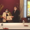 Đại sứ Vũ Anh Quang tặng quà bà con Việt kiều. (Ảnh: Kim Chung/TTXVN)