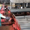 Sơn chống gỉ vết cắt của thép thành phẩm tại Nhà máy cán thép Thái Trung (Công ty Cổ phần gang thép Thái Nguyên). (Ảnh: Hoàng Nguyên/TTXVN)