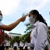Đo thân nhiệt phòng lây nhiễm COVID-19 tại một trường học ở Phnom Penh, Campuchia. (nh: AFP/TTXVN)