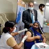 Nhân viên y tế tiêm chủng vaccine ngừa bệnh viêm đường hô hấp cấp COVID-19 cho người dân tại New Delhi, Ấn Độ. (Ảnh: THX/TTXVN)