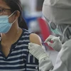 Nhân viên y tế tiêm vaccine ngừa COVID-19 tại Jakarta, Indonesia. (Ảnh: THX/TTXVN)