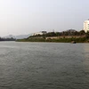 Nước sông Hồng đoạn chảy qua thành phố Lào Cai trong xanh lạ thường. (Ảnh: Quốc Khánh/TTXVN)
