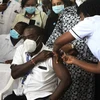 Nhân viên y tế tiêm vaccine phòng COVID-19 cho người dân tại Nairobi, Kenya. (Ảnh: THX/TTXVN)