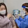 Tiêm vaccine ngừa COVID-19 của AstraZeneca tại Seoul, Hàn Quốc. (Ảnh: AFP/TTXVN)