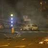 Một phương tiện bị đốt cháy trong bạo lực bùng phát tại Newtownabbey, phía Bắc Belfast, thủ phủ Bắc Ailen ngày 3/4/2021. (Ảnh: AFP/TTXVN)