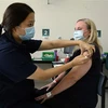 Nhân viên y tế tiêm vaccine ngừa COVID-19 cho người dân tại Sydney, Australia. (Ảnh: AFP/TTXVN)