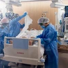 Nhân viên y tế điều trị cho bệnh nhân COVID-19 tại một bệnh viện ở Barcelona, Tây Ban Nha. (Ảnh: THX/TTXVN)