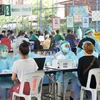 Người dân đăng ký tiêm vaccine ngừa COVID-19 tại Bangkok, Thái Lan. (Ảnh: THX/TTXVN)
