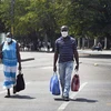 Người dân đeo khẩu trang phòng lây nhiễm COVID-19 tại La Habana, Cuba. (Ảnh: THX/TTXVN)