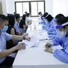 Người dân Vientiane đến đăng ký tiêm vaccine phòng COVID-19. (Ảnh: Phạm Kiên/TTXVN)
