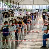 Người dân xếp hàng chờ xét nghiệm COVID-19 tại Bangkok, Thái Lan. (Ảnh: AFP/TTXVN)