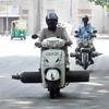 Người dân chở bình oxy trên một đường phố ở Bangalore, Ấn Độ. (Ảnh: THX/TTXVN)