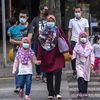 Người dân đeo khẩu trang phòng dịch COVID-19 khi đi trên đường phố Kuala Lumpur, Malaysia. (Ảnh: THX/TTXVN)