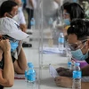 Người dân đăng ký tiêm chủng vaccine ngừa COVID-19 tại Manila, Philippines. (Ảnh: THX/TTXVN)